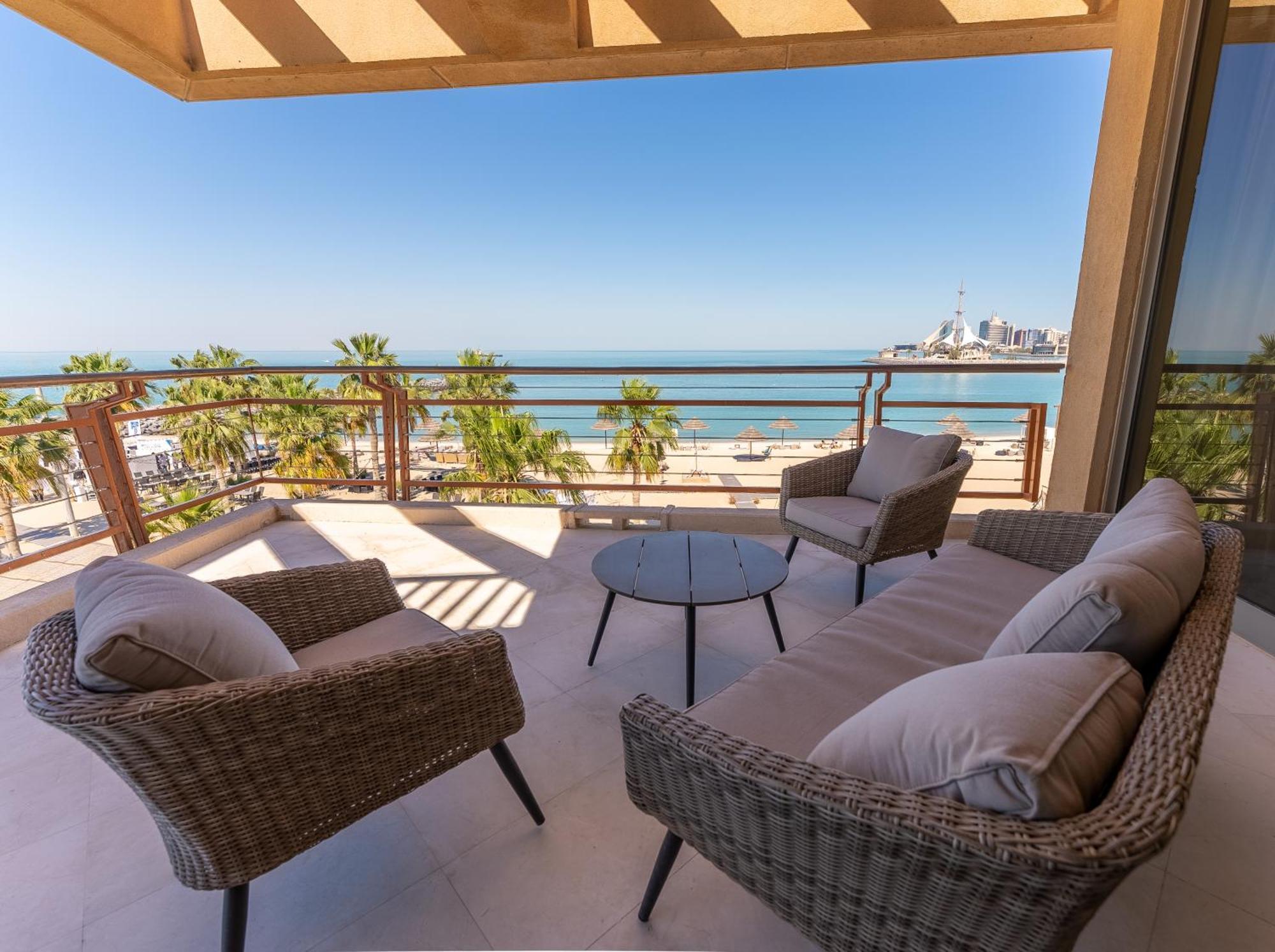 Marina Hotel Kuwait City Exterior foto Balcony of a suite at the Hilton Ras Al Khaimah