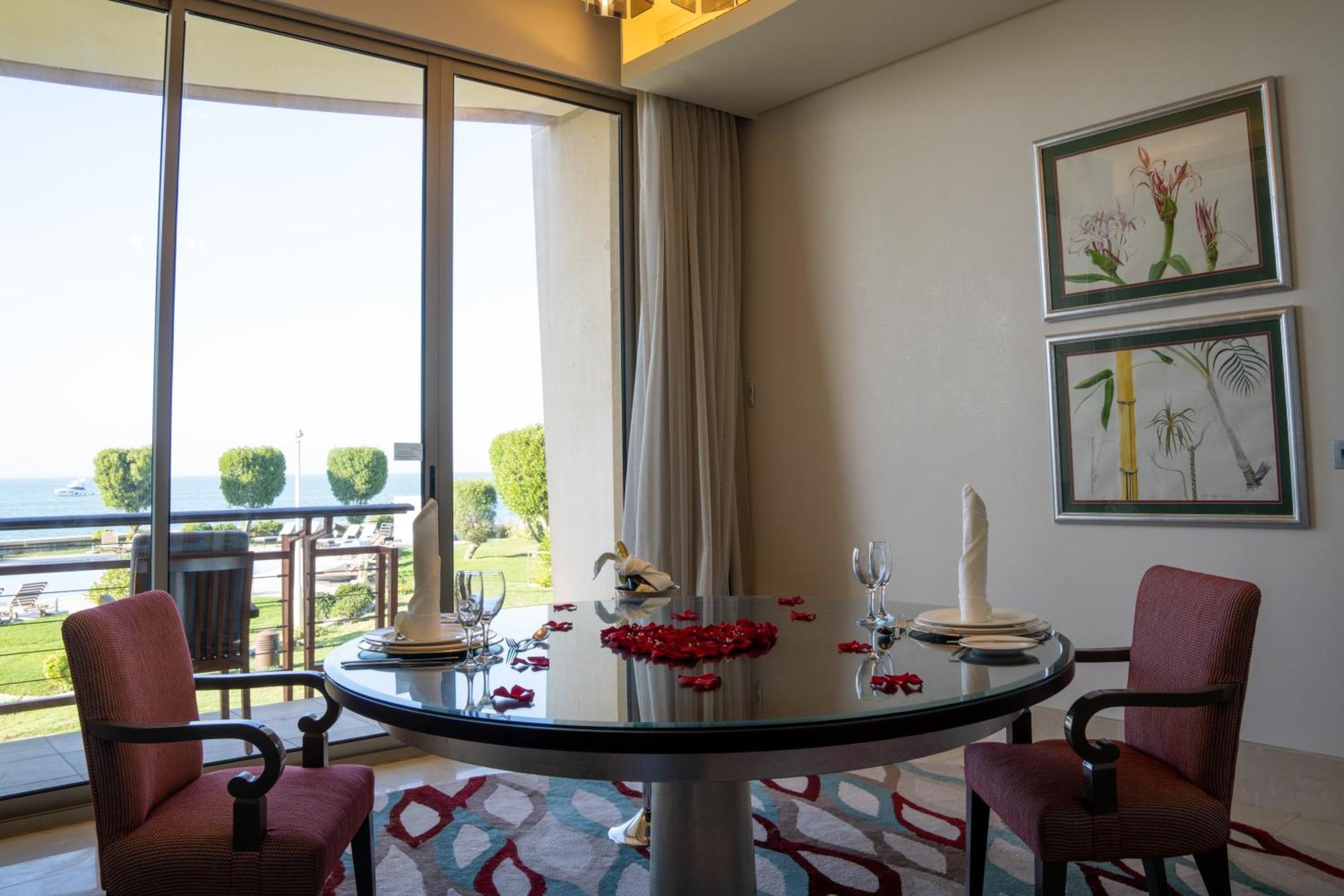 Marina Hotel Kuwait City Exterior foto A dining room