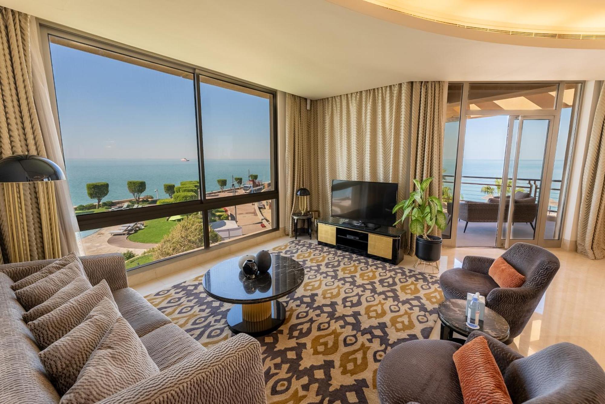 Marina Hotel Kuwait City Exterior foto A living room at the Kempinski