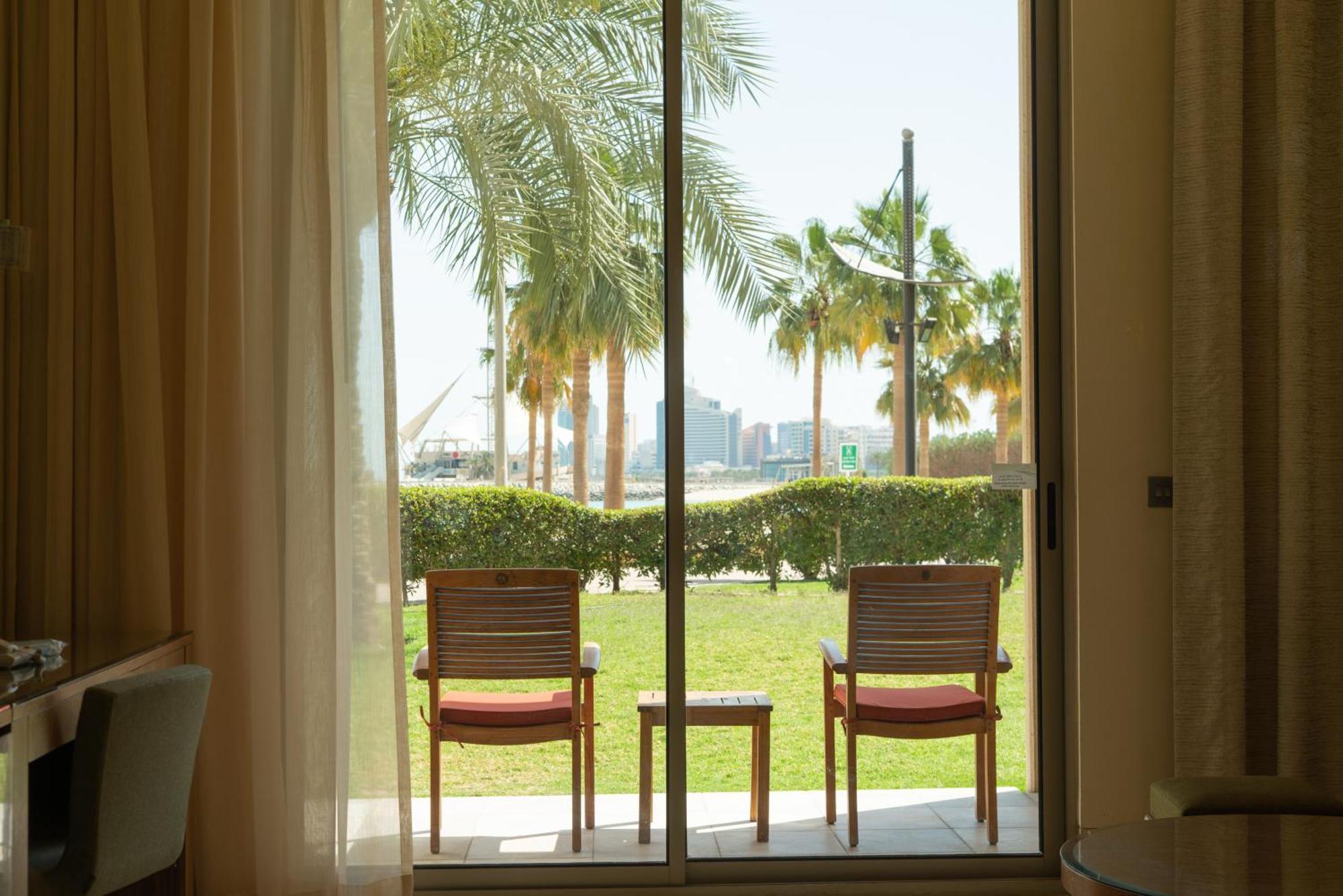 Marina Hotel Kuwait City Exterior foto A view of the Palm Jumeirah from a room at Jumeirah Beach Hotel