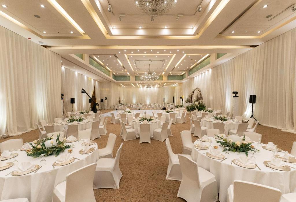 Marina Hotel Kuwait City Exterior foto The ballroom