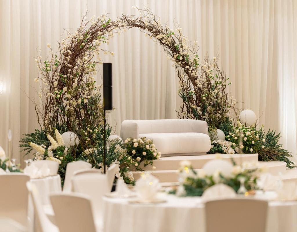 Marina Hotel Kuwait City Exterior foto A modern wedding reception