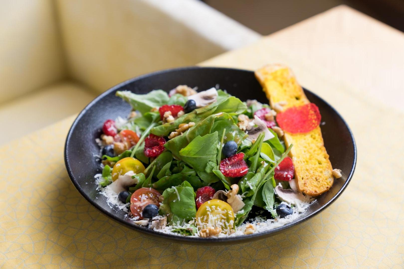 Marina Hotel Kuwait City Exterior foto A salad at the restaurant