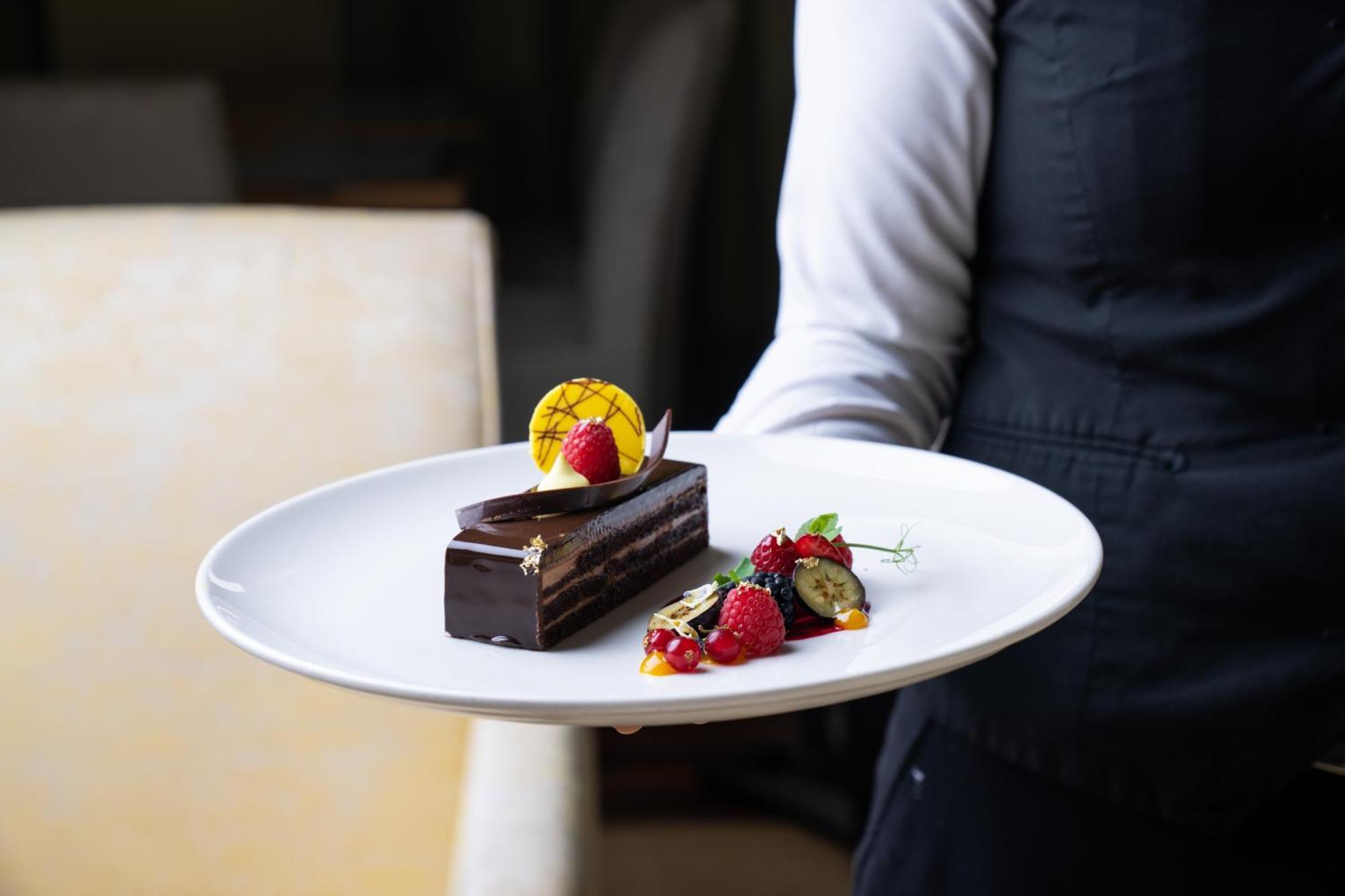 Marina Hotel Kuwait City Exterior foto A waiter serving dessert