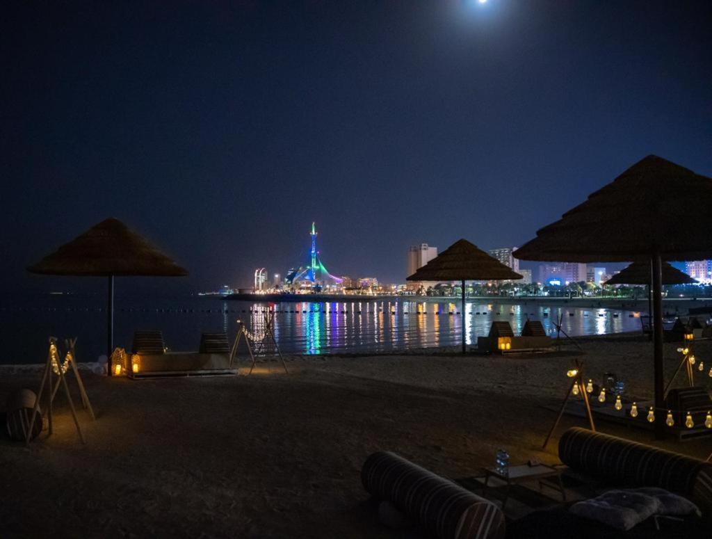Marina Hotel Kuwait City Exterior foto The Atlantis Paradise Island at night