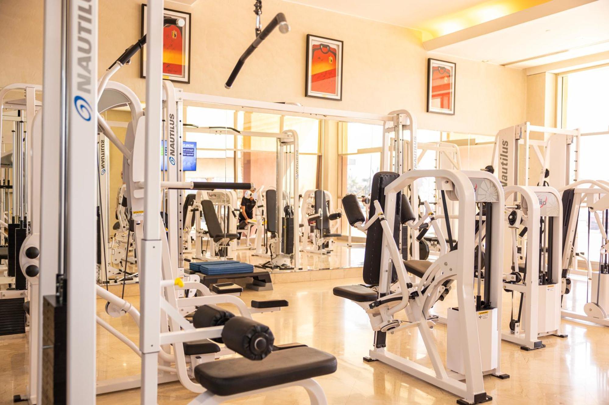 Marina Hotel Kuwait City Exterior foto A Nautilus gym