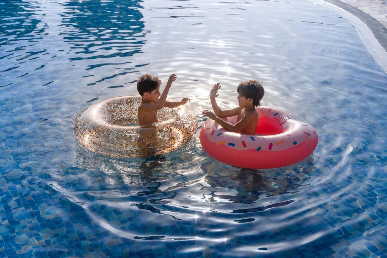 Marina Hotel Kuwait City Exterior foto Children playing with inner tubes