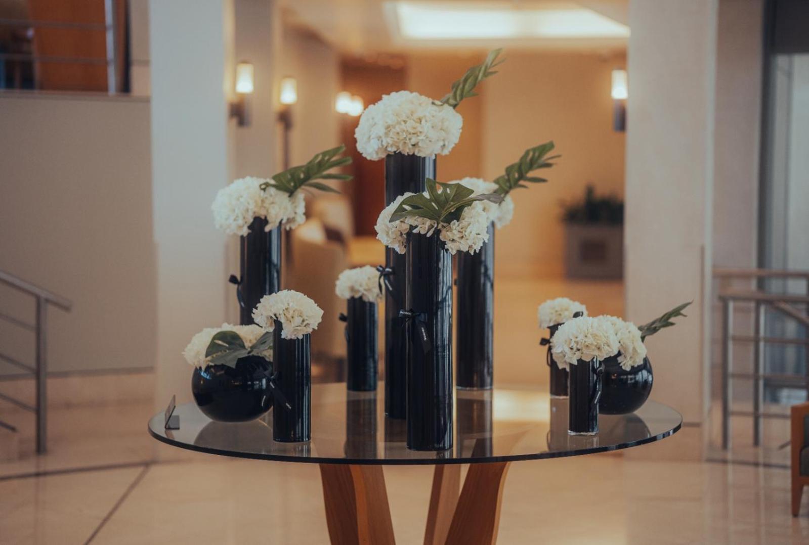 Marina Hotel Kuwait City Exterior foto Flower arrangement at the entrance of the hotel