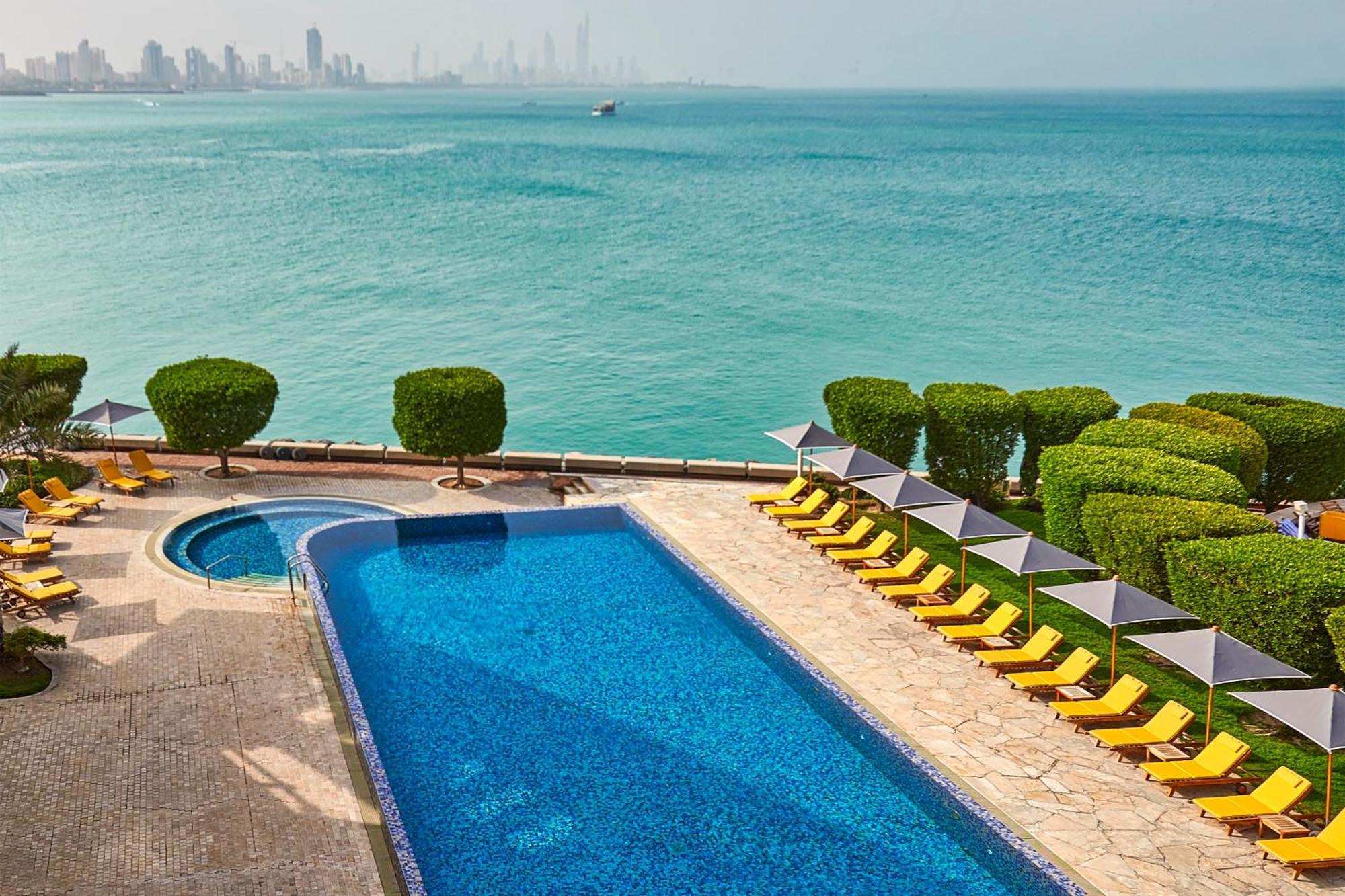 Marina Hotel Kuwait City Exterior foto Pool at the Westin