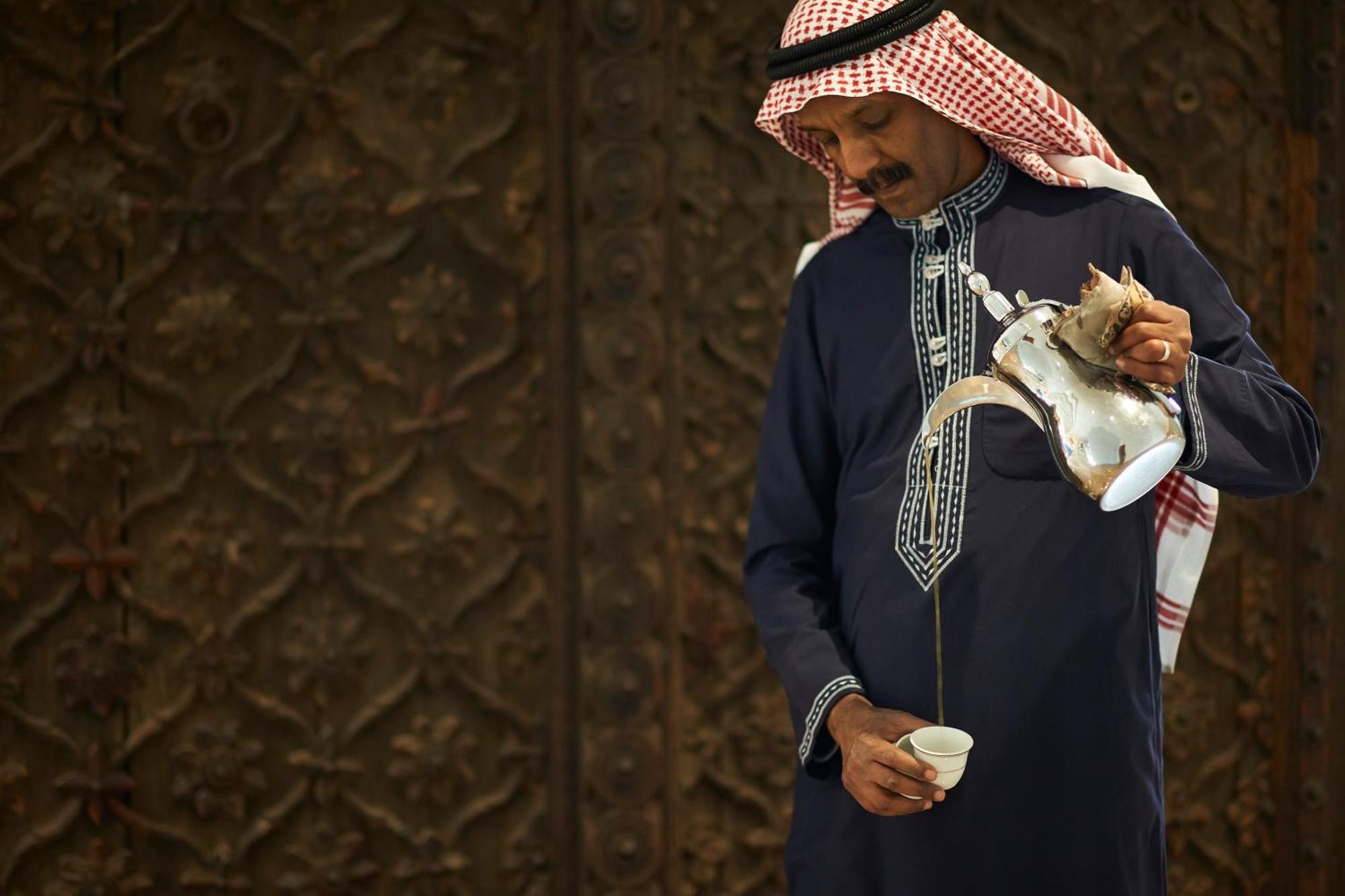 Marina Hotel Kuwait City Exterior foto A man in traditional Saudi Arabian dress