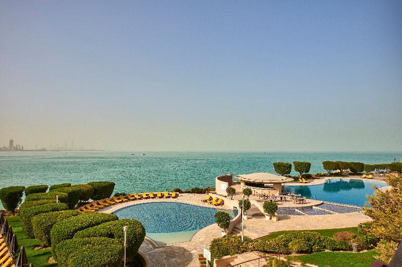 Marina Hotel Kuwait City Exterior foto The swimming pool at the resort