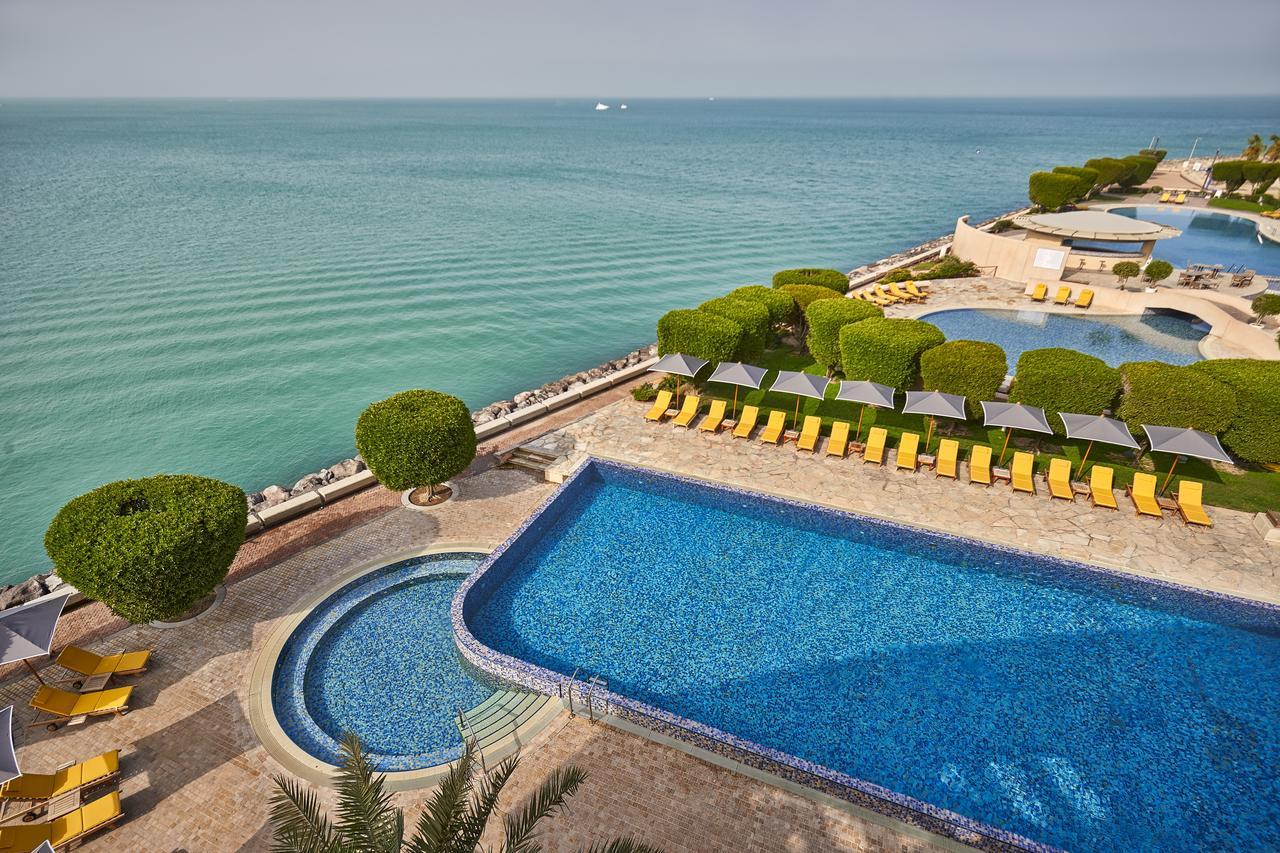 Marina Hotel Kuwait City Exterior foto The pool at the hotel